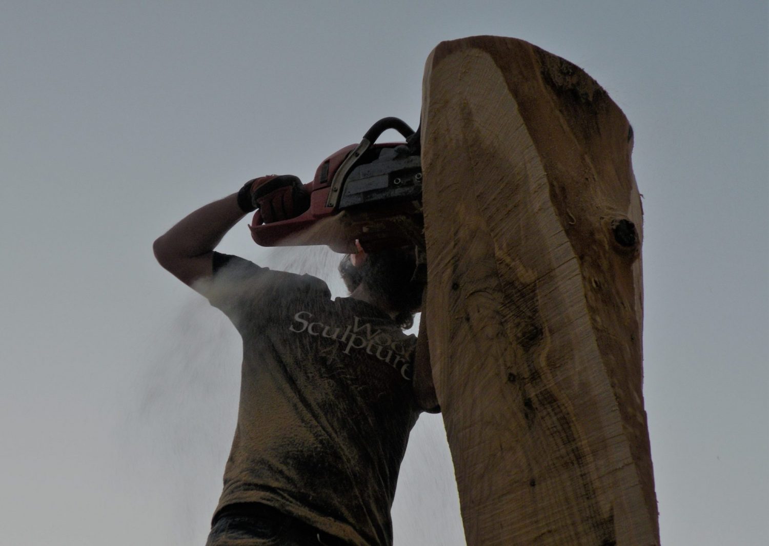 Carlo Abbà mentre scolpisce